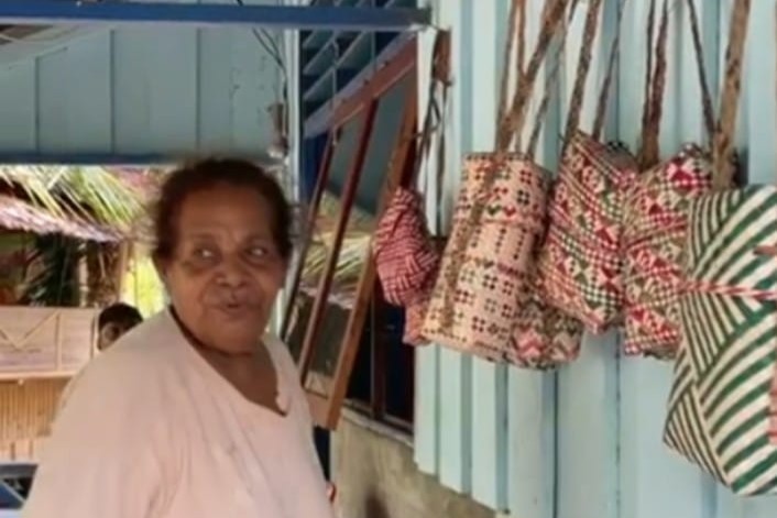 Anyaman Daun Pandan: Karya Unik dari Desa Arborek, Raja Ampat