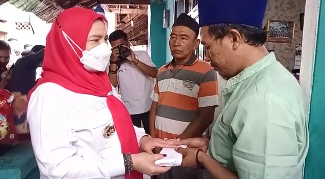 Bunda Eva Serahkan Bantuan kepada Keluarga Korban Kebakaran Bedeng Arab