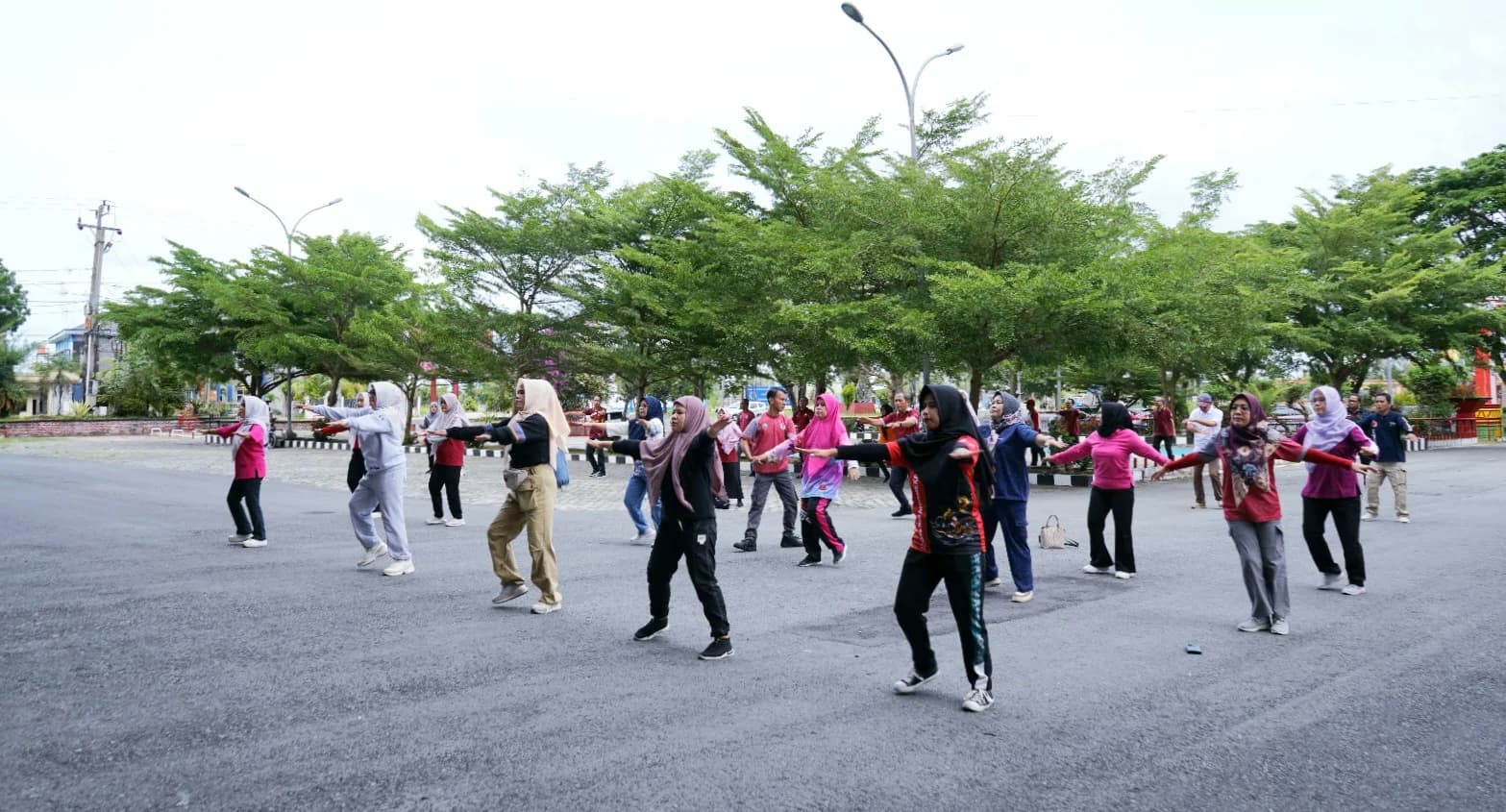Meningkatkan Kebugaran dan Kekompakan Melalui Senam Bersama Pemkab Lampung Selatan
