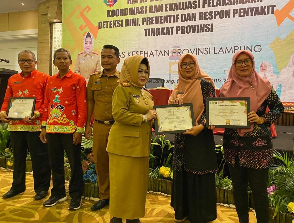 Dinkes Pesisir Barat Terima Tiga Penghargaan dari Pemprov Lampung