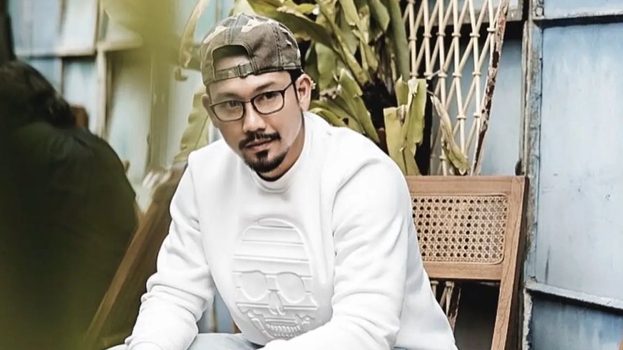 Denny Sumargo Banjir Sorotan Usai Pilih Warna Merah Putih di Tengah Tren Pink–Hijau