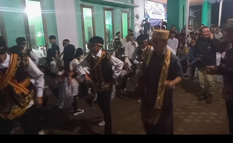 Kunjungi Desa Margorejo , Menteri Desa dan  PDT Nikmati Tarian Badui 