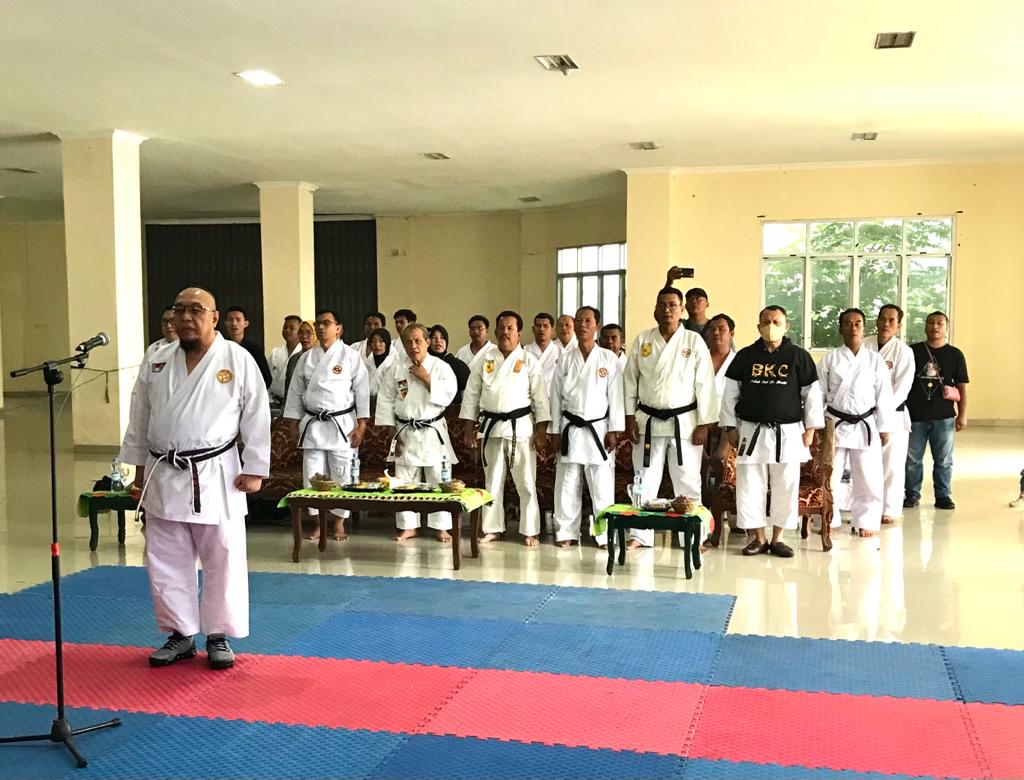 Tony Lepas Kontingen Atlet Karate BKC Lampung Mengikuti Kejurnas Karate di Bandung