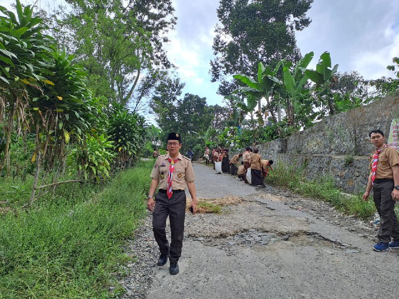 Kegiatan Jumat Bersih Serentak SMAN 1 Way Tenong Tata Jalan Rusak Menuju Sekolah