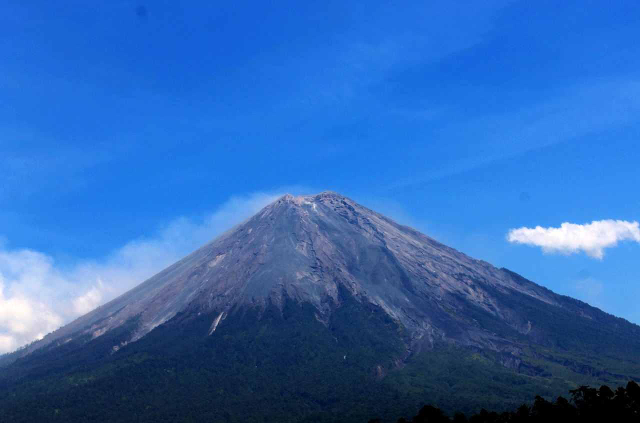 Menjelajah Tujuh Puncak Tertinggi di Indonesia