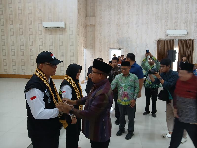 Pj Gubernur Samsudin Bersama Puji Raharjo Sambut Kedatangan Jemaah Haji Kloter 3 JKG Asal Lampung