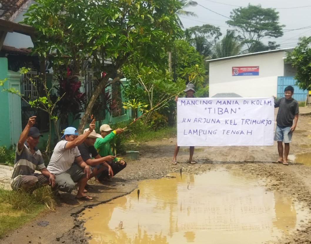 Jalan Rusak Parah, Warga Trimurjo Lampung Tengah Tebar Lele untuk Protes