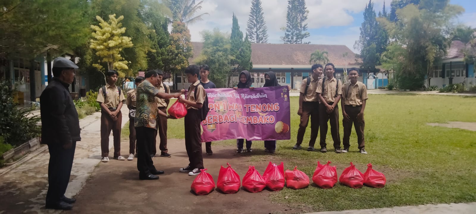 SMPN 1 Way Tenong Bagikan Sembako ke Siswa Kurang Mampu dan Warga Sekitar Sekolah