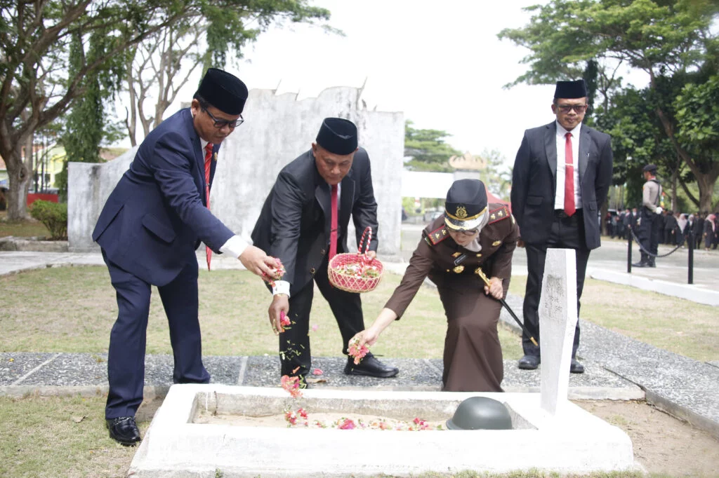 Peringati Hari Pahlawan, Bupati Lampung Selatan Ikuti Upacara Tabur Bunga di Taman Makam Pahlawan