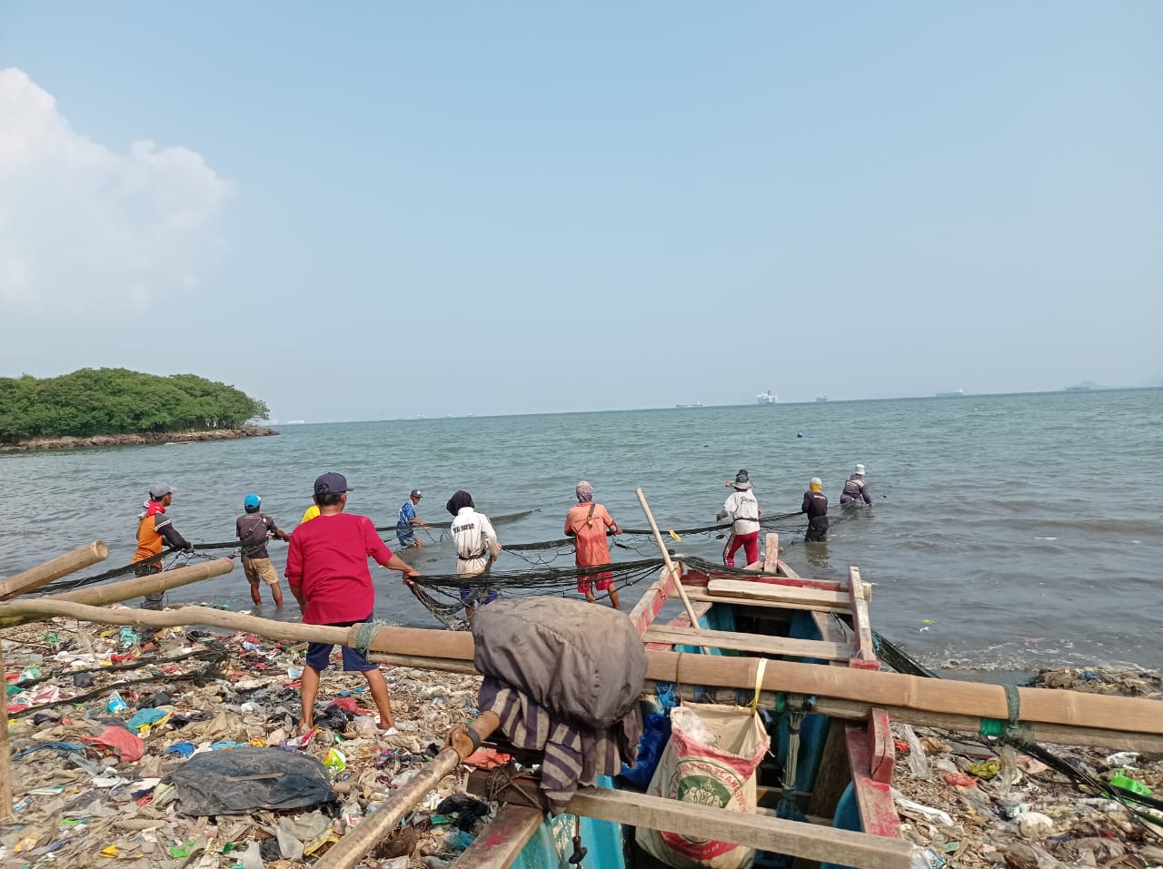 Nelayan Keluhkan Banyaknya Sampah Ikut Terjaring saat Menangkap Ikan 