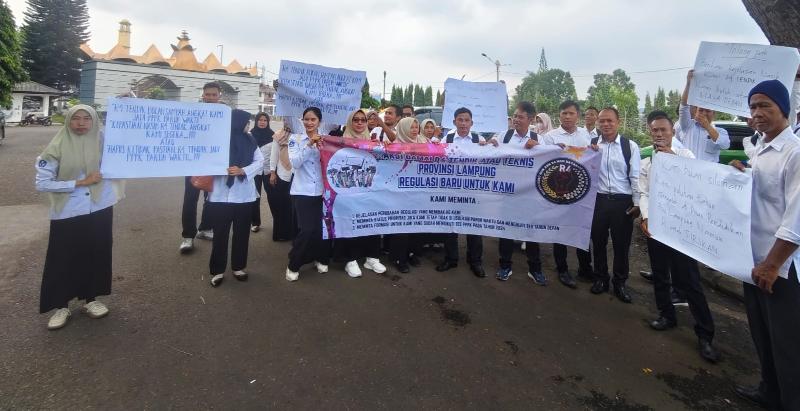 Belasan Tahun Mengabdi, Tenaga Honorer Lampung Minta Kepastian Nasib