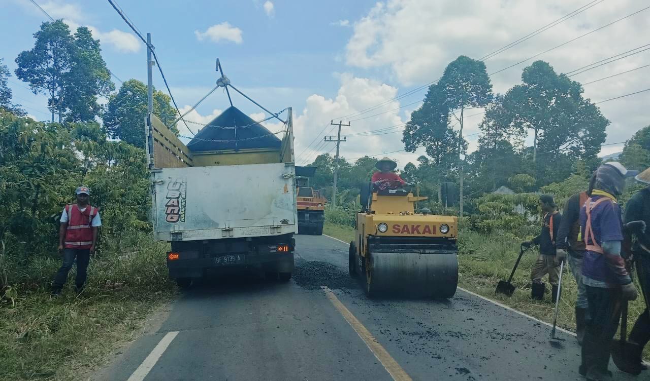 Perbaiki Kerusakan Jalan Nasional, BPJN Tambal Sulam Ruas Liwa-Batu Brak