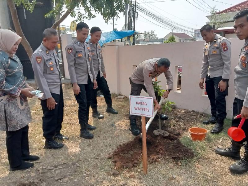 Biro SDM Polda Lampung Lakukan Penanaman 1000 Pohon dan Bhakti Sosial di Jatiagung 