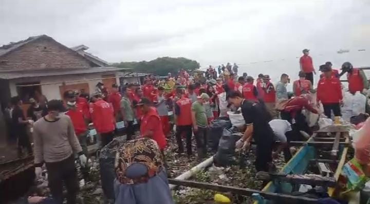 Ribuan Masyarakat Bandar Lampung Terjun Bersihkan Tumpukan Sampah di Pantai