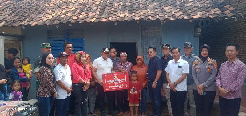 Bupati Lampung Selatan Nanang Ermanto Serahkan Bantuan Bedah Rumah 6 Unit di Kecamatan Jatiagung