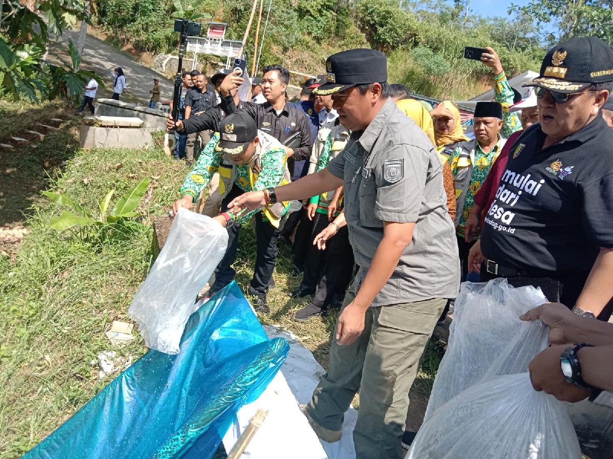 Pj Bupati Nukman Dampingi Gubernur Arinal Lakukan Tebar Benih Ikan di Semarang Jaya 