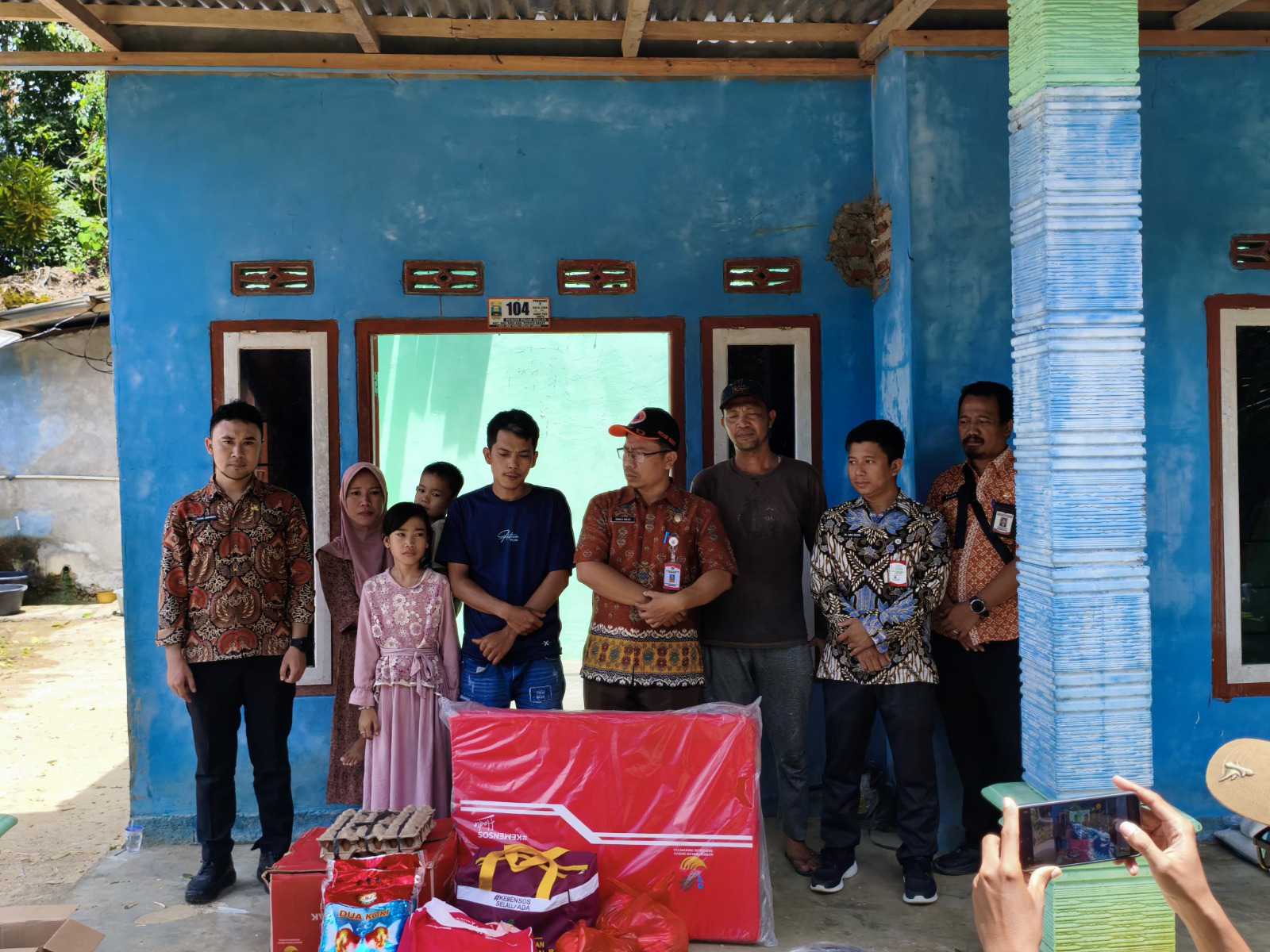 BPBD Pesbar Tinjau Rumah Tertimpa Pohon, Korban Terima Bantuan