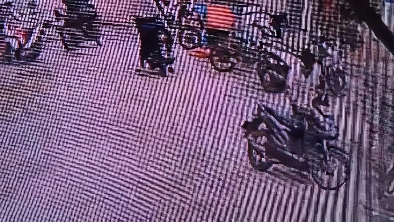 Kurang dari 2 Menit Motor Warga Hilang Dicuri di Pasar Kenali, Aksi Pelaku Terekam CCTV