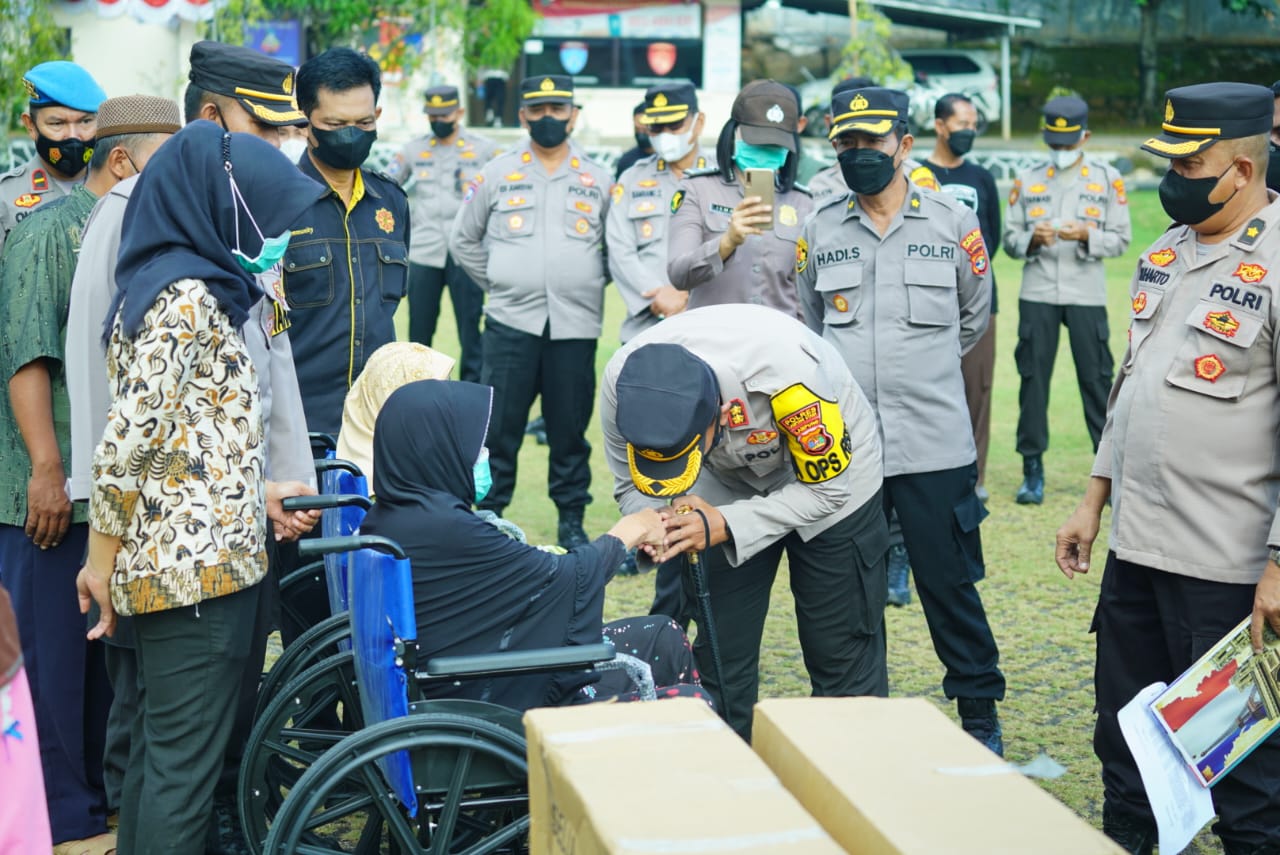 Polres Lampura Serahkan Kursi Roda Bantuan Polda Lampung
