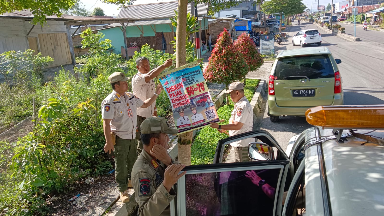 Satpol-PP Lampung Barat Bersihkan Banner di Jalur Hijau