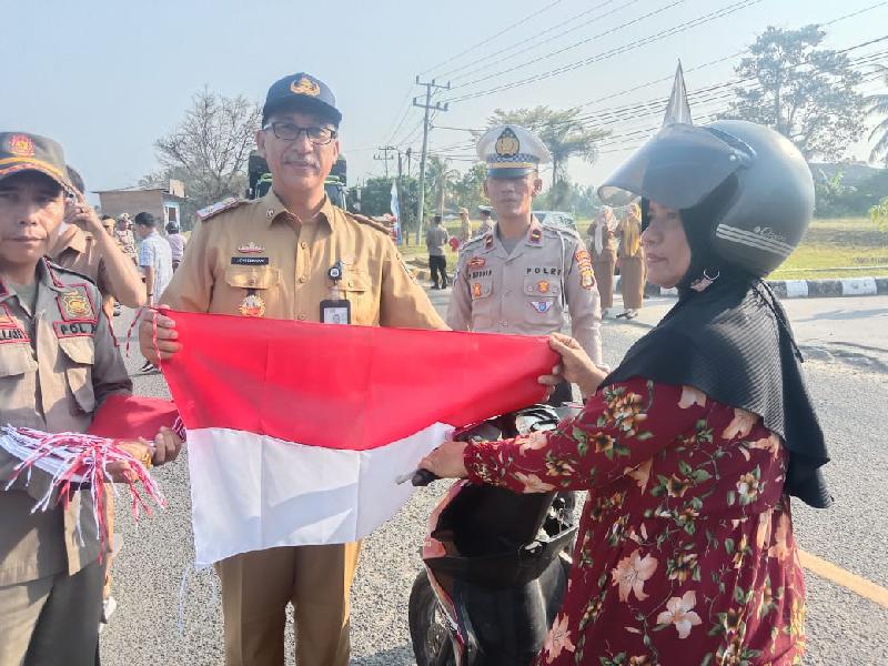 Jelang HUT RI, Pemkab Pesisir Barat Bagikan 3.460 Bendera Dukung Program Nasional 