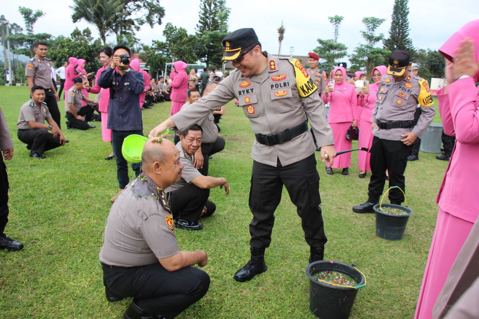 Kado Akhir Tahun, 37 Personel Polres Lampung Barat Naik Pangkat