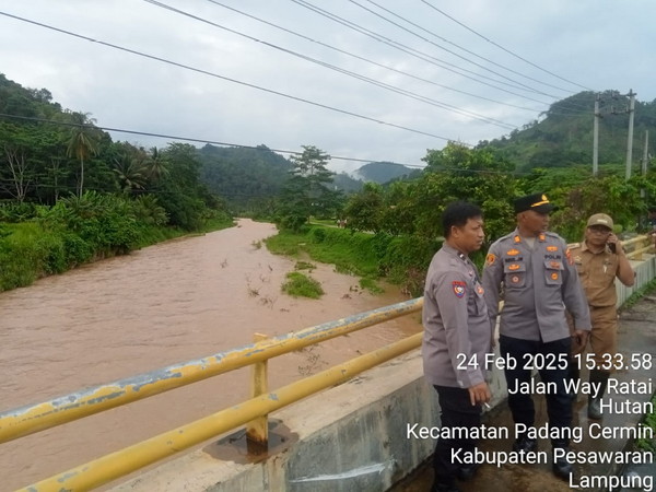 Akibat Cuaca Ekstrem, 3 Mahasiswa KKN Hanyut Terbawa Arus Sungai di Pesawaran