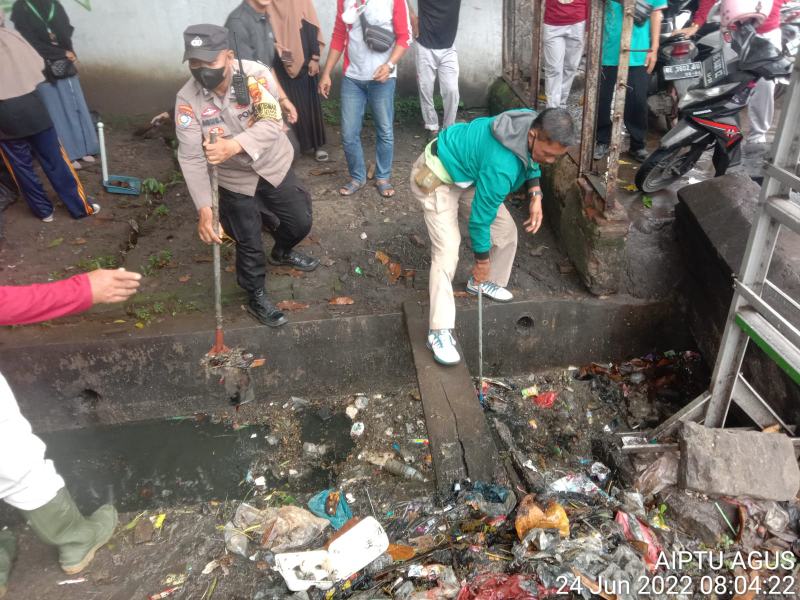 Sambut HUT Bhayangkara, Bhabinkamtibmas bersama Warga Panjang Utara Bersihkan Sampah