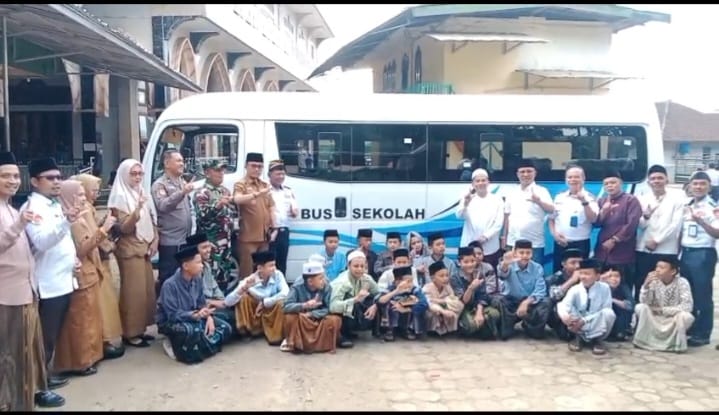 Bus Sekolah Kemenhub Resmi Diserahkan ke Ponpes Miftahul Huda 407
