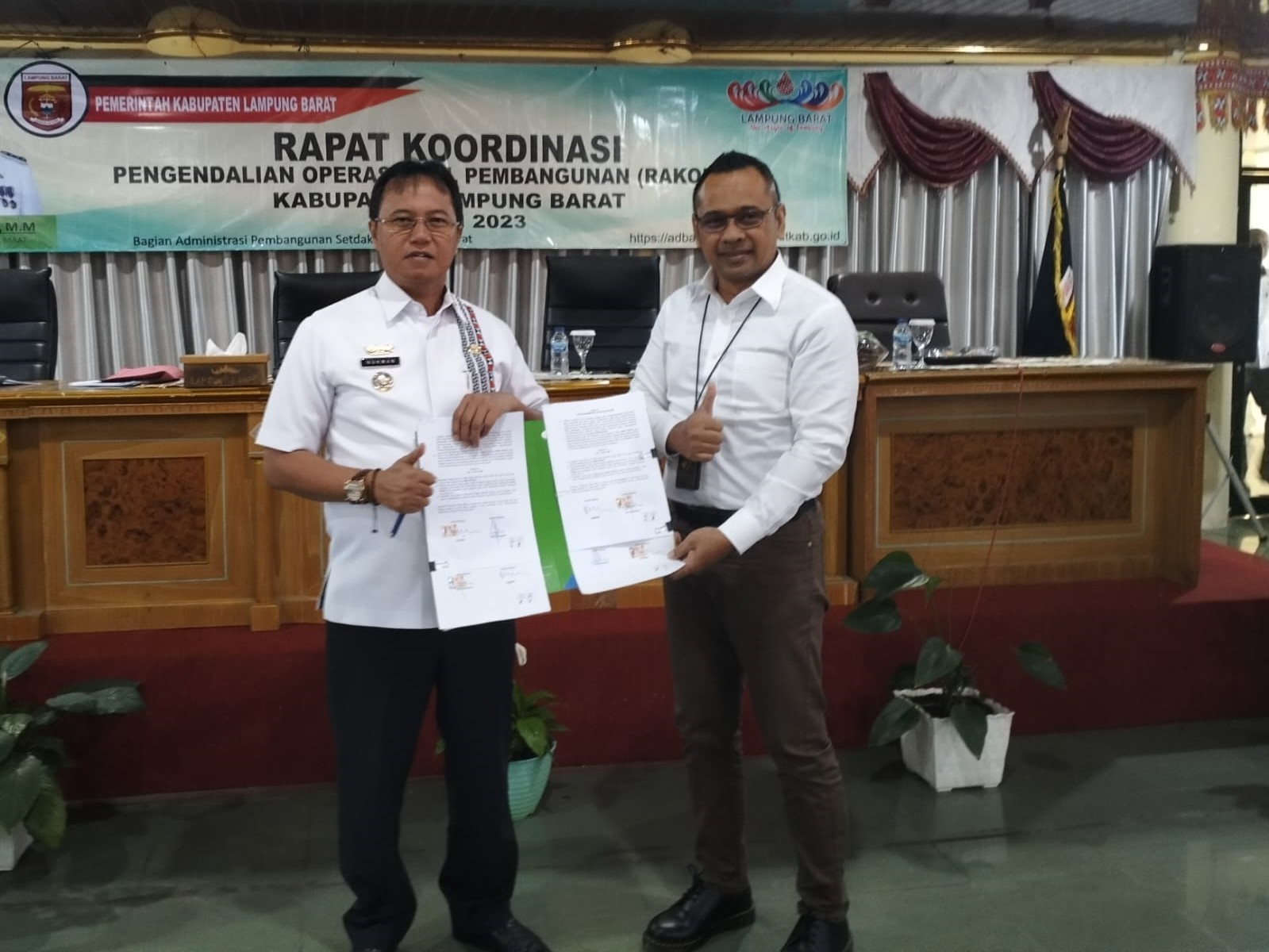 Pemkab Lampung Barat-BPJS Ketenagakerjaan Tandatangani MoU, Sekaligus Serahkan Santunan Kematian-Kartu