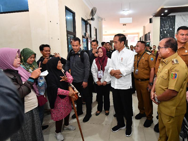 Kunjungi RSUD Bob Bazar, Jokowi Janji Tambah Fasilitas dan Ruang Rawat Inap 