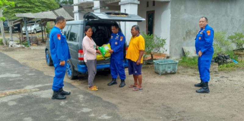 Sat Polair Polres Lampung Selatan Salurkan Beras SPHP untuk Nelayan