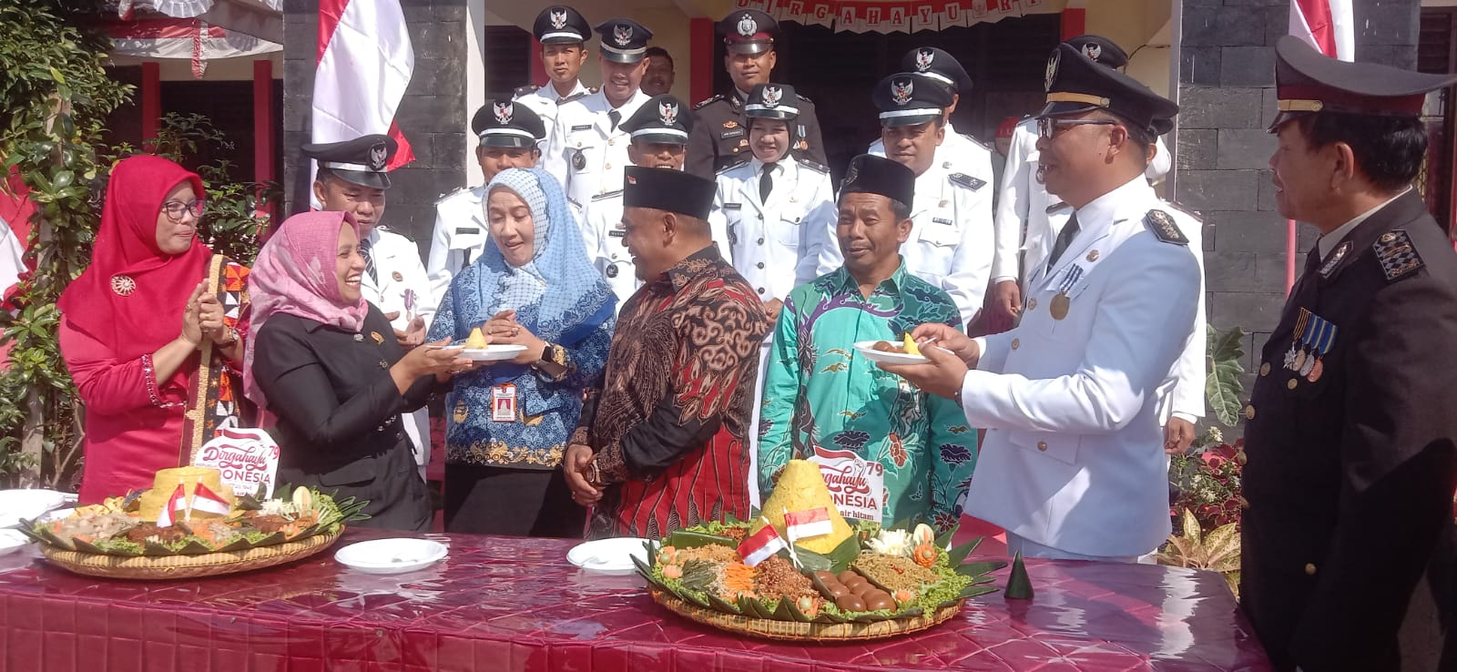 Puncak Peringatan HUT RI Ke-79, Kecamatan Air Hitam Lakukan Ritual Potong Tumpeng 