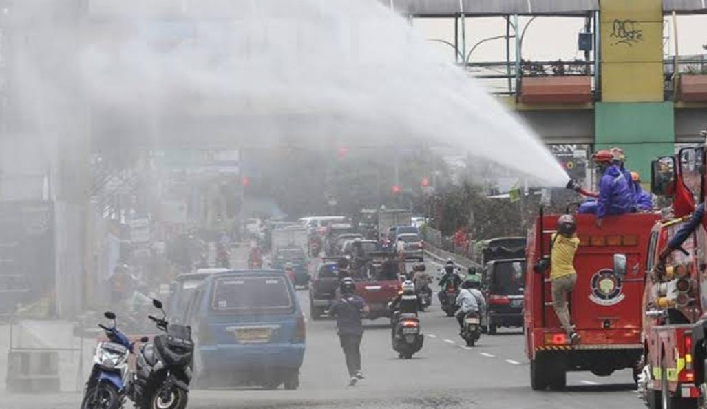 Penyemprotan Air di Jalan Raya Terpaksa Dilakukan untuk Mengurangi Polusi Udara 