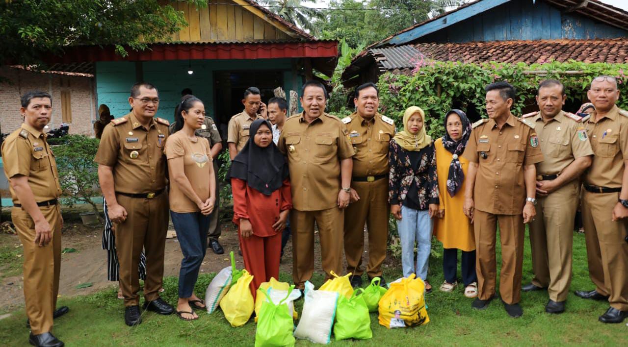 Kunjungi Lamtim, Arinal Serahkan Bantuan Kursi Roda dan Pantau Harga Sembako Jelang Idul Adha 