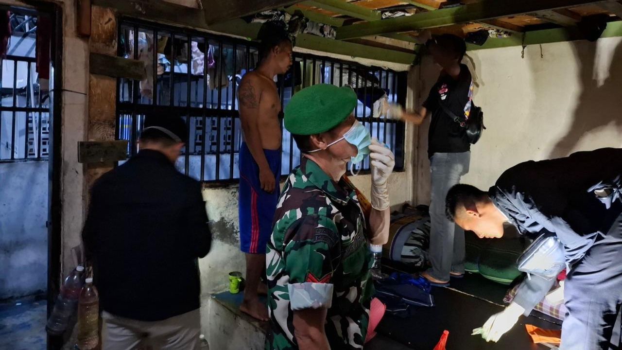 Razia Gabungan di Rutan Krui, Puluhan Barang Terlarang Disita