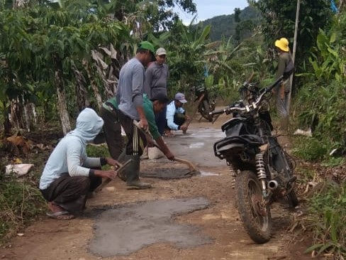 Warga 7 Pemangku Pekon Karangagung Serentak Gelar Jumat Bersih Lingkungan  