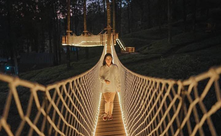 Golden Bridge Limpakuwus, Pesona Wisata Malam Banyumas