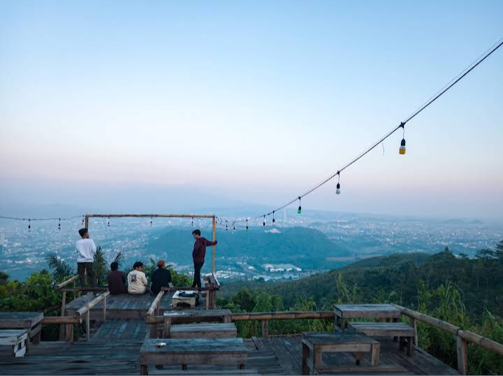 Wisata Hemat di Puncak Gunung Balau, Nikmati Pesona Senja dan Gemerlap Kota Bandar Lampung