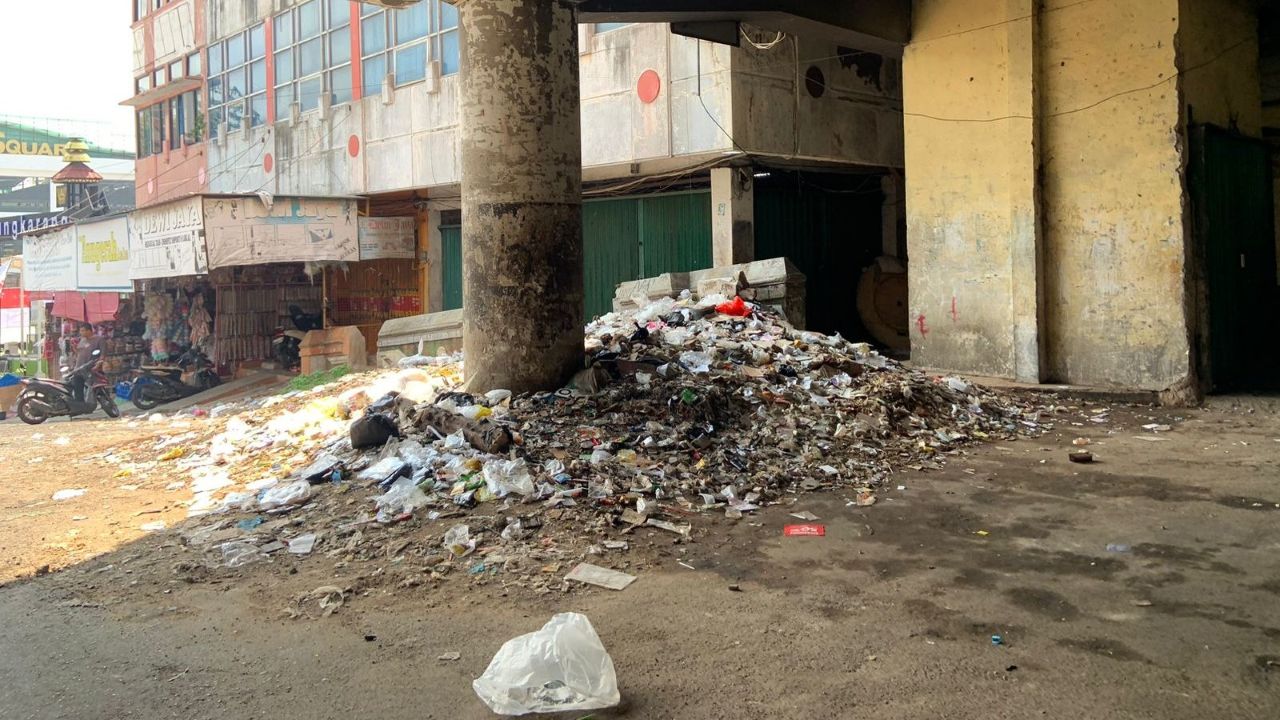Tumpukan Sampah di Pasar Bawah Ramayana Dekat Stasiun Tanjung Karang Picu Bau Menyengat