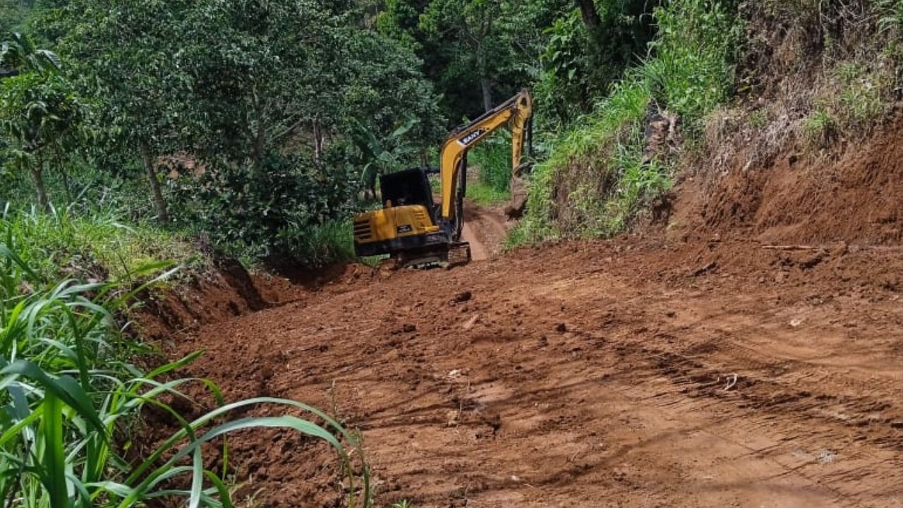 Tak Tersentuh Pembangunan Sejak 1978, Warga Batu Hitam Swadaya Perbaiki Jalan Vital