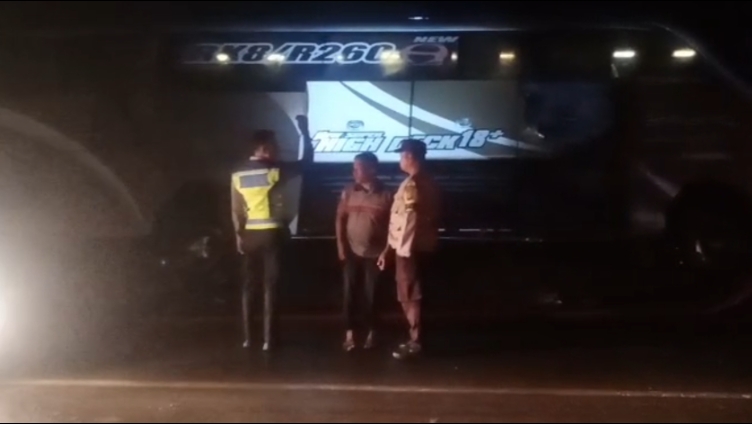 Diduga Hilang Kendali, Motor Tanpa Plat Terserempet Bus Hino di Jalinsum Lampung Utara