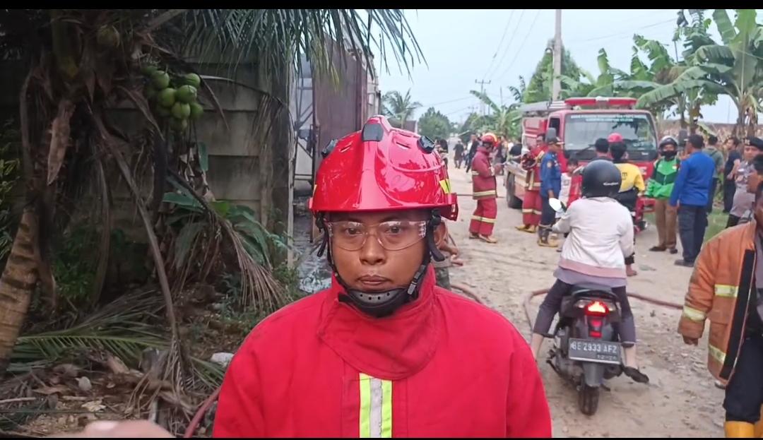 Damkar Kewalahan Padamkan Kebakaran Gudang Diduga Solar di Pesawaran