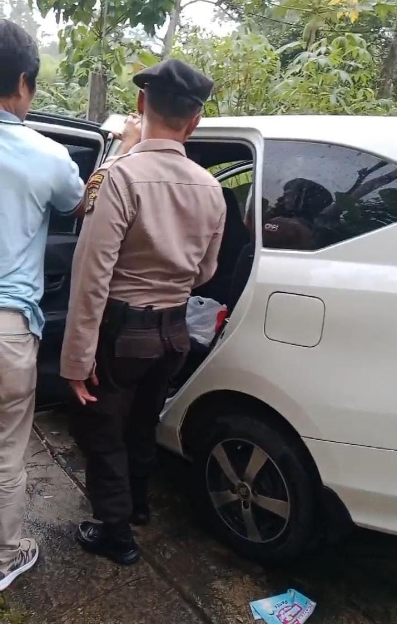 Kehabisan Bahan Bakar, Dua Pria Tinggalkan Mobil dalam Kondisi Mabuk
