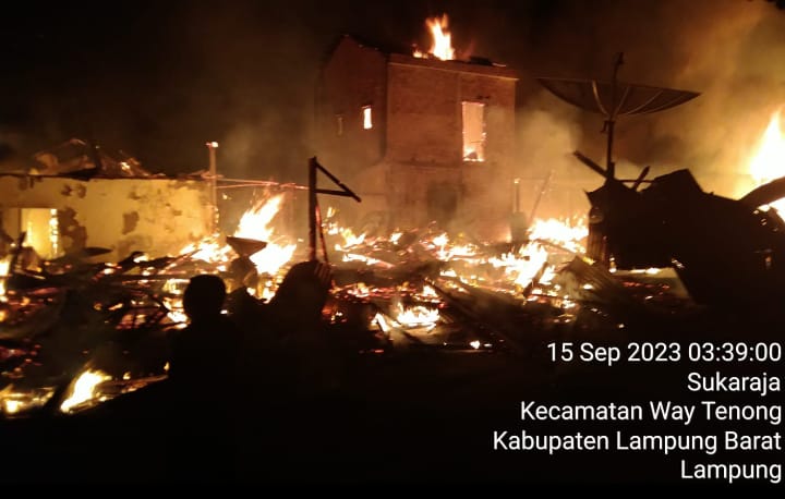 8 Rumah Hangus Terbakar di Pemukiman Padat Penduduk Pasar Kemis Way Tenong