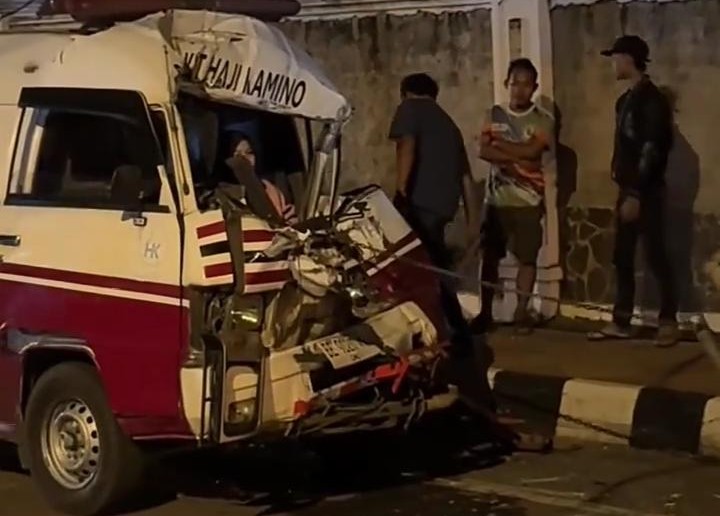 Ambulans Tanpa Pasien Tabrak Truk Colt Diesel di Tugu Payan Mas