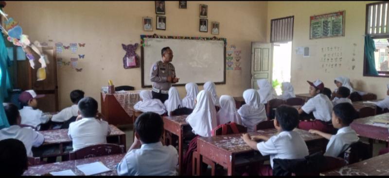 Satlantas Polres Lamsel Berikan Edukasi Lalin Kepada Pelajar Dan Ojol 