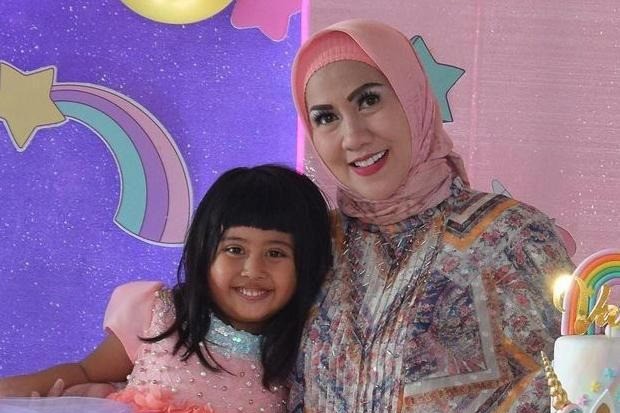 Ini Daftar 12 Artis di Indonesia yang Mengadopsi Anak