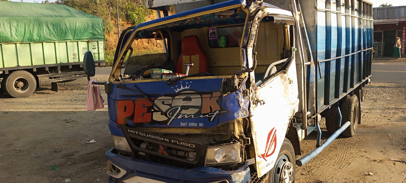 Sopir Ngaku Melihat Bayangan Putih, Truk Bermuatan Pakan Ayam Terbalik di Tanjakan Giham 