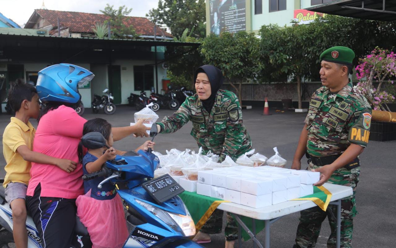 Berbagi di Ramadhan, Dandim : Wujud Nyata Keakraban TNI dengan Rakyat